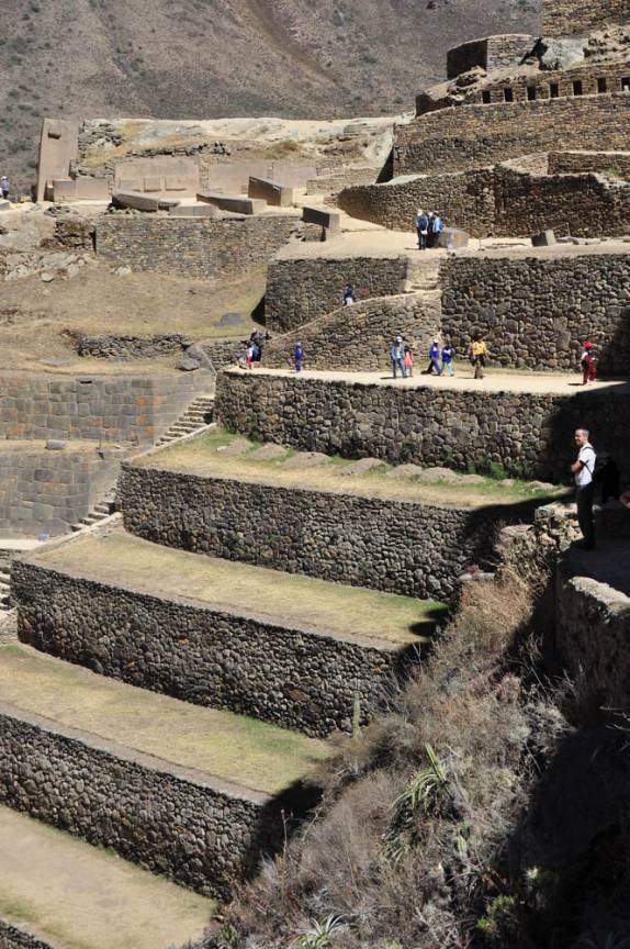 Pausa para admirar a paisagem do alto das ruínas de Ollantaytambo, no Valle Sagrado, perto de Cusco, no Peru